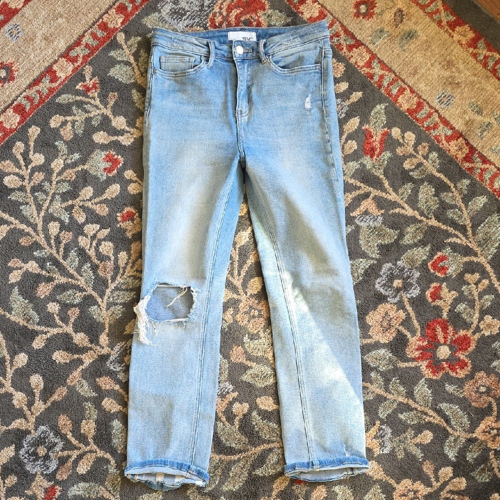 Light Wash Straight-Leg Women's Jeans with Knee Distress